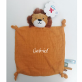  - leon the lion -  comforter muslin yellow 33 cm 